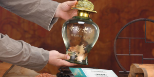 老赤坊“总统坛”赠予科琳达前总统，以酒为媒传递文化交流